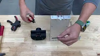 DIY Elektromagnet-Halterung für Schraubstock mit Aluminium und 3D-Druckteilen | 12V Akku