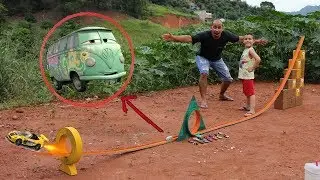 CARRINHOS HOT WHEELS NA SUPER PISTA GIGANTE FEITA DE PAPELÃO