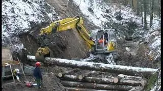 Menzi Muck A91 4x4plus baut Holzgallerie - securing a stream bed
