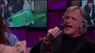 George  Baker zingt Little Green Bag aan tafel! - RTL LATE NIGHT