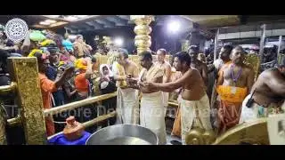 കോട്ടൂർ ആദിവാസി ഊരുകളിൽ നിന്ന് സ്വാമിമാരും മാളികപ്പുറങ്ങളും  വനവിഭവങ്ങൾ തിരുഃ നടയിൽ സമർപ്പിക്കുന്നു
