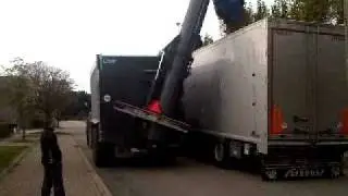 Fliegl afschuifwagen lost houtchips in klaarstaande vrachtwagen (2)