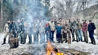 Парни в походе в Монтану в феврале