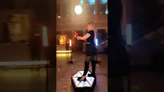 Carla ballert die Hunderter raus mit der Supreme Geldscheinpistole  auf unserem 360&deg; Videospinner