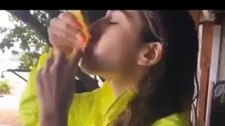 Sara Ali Khan&lsquo;s bad eating habit latest guess what she&rsquo;s eating?