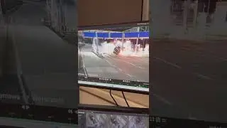 Ciężar&oacute;wka uderza w punkt poboru opłat na A2