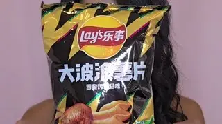 Let's try these chippies #asmr #crunchyasmr #mukbang 