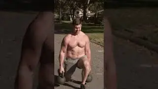 Alternating #Kettlebell Suitcase Reverse Lunge (5 reps per leg) ⤵️💪 #shorts