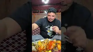 ‏مش هتبطل يضحك كله زي بعضه عندي 🫵