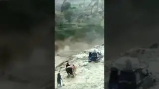 Driver and passengers barely survived|| Flash flood Chitral | Cloud outburst #weatherupdate