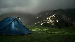 Pioggia per dormire profondamente e rilassarsi | Tenda sotto la pioggia con tuoni lontani