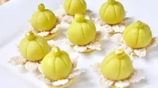 [Thai Dessert] Egg Yolks Dumpling in Wheat Flour Crown (Ja Mong Kut)
