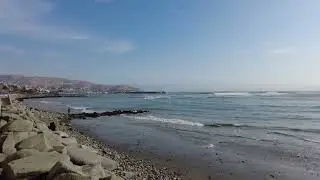 Playas de Barranco: Vida Costera y Movimiento Urbano en Lima