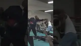 Pretty Boy Floyd shows amazing defense #boxing #boxingwithchris