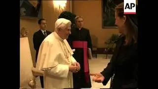 First ladies tour Rome, meet Pope, Obama's children eating ice cream