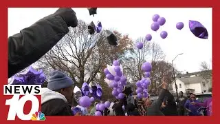 Жители Рочестера чествуют Вилли Мейхолла, запуская воздушные шары