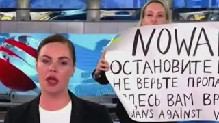 Woman interrupts live Russian state TV news in anti-war protest