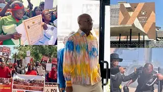Ато Форсон сопровождается полицией, в то время как разгневанные протестующие штурмуют министерств...