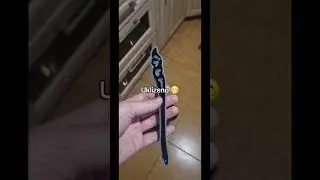 Jehlice do vlasů z čern&eacute; pryskyřice a zlat&yacute;mi barvami