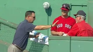 CWS@BOS: Wakefield shares advice to Wright in bullpen