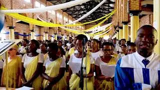 Sanctus mwaririmbiwe na Chorale Sainte Marie Reine 
