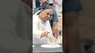Amma serves Masala Dosa at Amritapuri Ashram