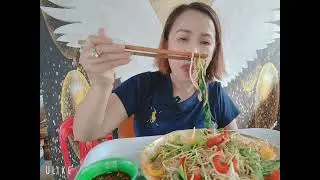 Vắng khách chăm sóc vài bụi hành ,ớt ,xào mỳ lót dạ ngày chay