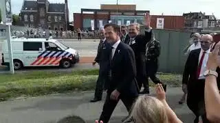 De gasten op weg naar het Vrijiheidsplein