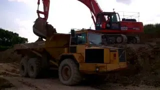 LLYNCH / DX380LC LOADING VOLVO A30 DUMPER
