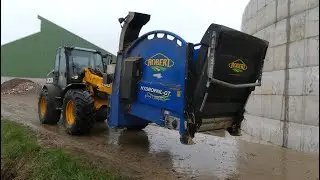 Paillage des taurillons au télescopique / JCB TM320s & pailleuse Robert