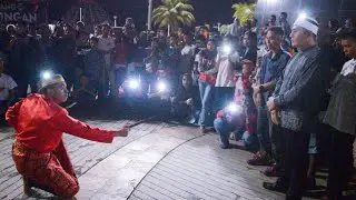 Menampilkan salah satu ritual Adat kota Makassar SitoboLalangLipa di SahurOnTheRoad Makassar Racing