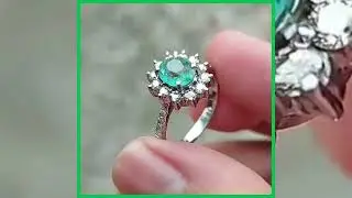 Женское кольцо с изумрудом и бриллиантами.