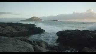 Каменистый берег моря,бушующие волны бьют о камни, хорошее дневное освещение.Автор  Peter Fowler.