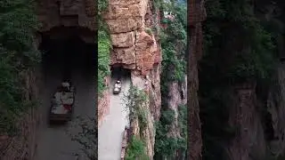 齐王寨，又称'影视村'。位于河南新乡辉县南寨镇，海拔1000多米，下雨天还有绝美的瀑布和挂壁公路#悬崖峭壁