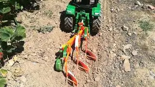 Tractor radio control con arado