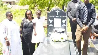  Kwaya ya Mwenyeheri Anuarite wasali kwenye kaburi la Mwanakwaya mwenzao Venance Ngofwilo