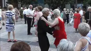 Baile de mayores en la Plaza del Carmen Granada