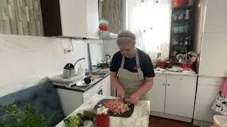 Светлана Журавлева на кухне,значит будет вкуснотища! Такую солянку как у Савельевича мы нигде не ели