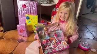 Майя распаковывает подарки Платье Рапунцель Косметика Сумочка Кукла на велосипеде