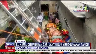 Aksi Dramatis Petugas Damkar Jaktim Evakuasi Ibu Hamil 7 Bulan dari Lantai 2 Rumah #iNewsSore 03/02