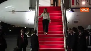 Meloni atterra a Bali per il G20 accolta dalle danzatrici tradizionali