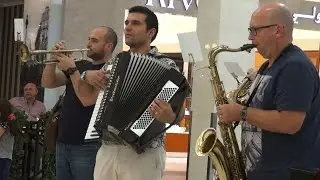 Flash mob surprises shoppers in a Dubai mall