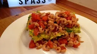 Krabben mit R&uuml;hrei auf Stulle. Crab with scrambled eggs on a sandwich.