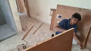 दरवाजा में पट्टी ठोका रहा हैं 