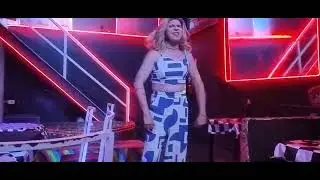 Show da Drag Queen Miss Gloria com a m&uacute;sica Young hearts run free Bar Queen
