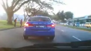 Comfort Delgro Taxi uses immunity signal to stop at double-yellow line