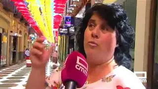 Los paraguas llegan a Valdepeñas para amortiguar el calor