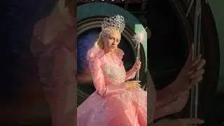 When Glinda decides to give you one last little magic lesson 💖🫧 ​@universalstudioshollywood