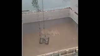Unloading cargo from the ship