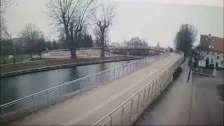 Giżycko. Spieszyła się do pracy, więc wjechała autem na kładkę dla pieszych